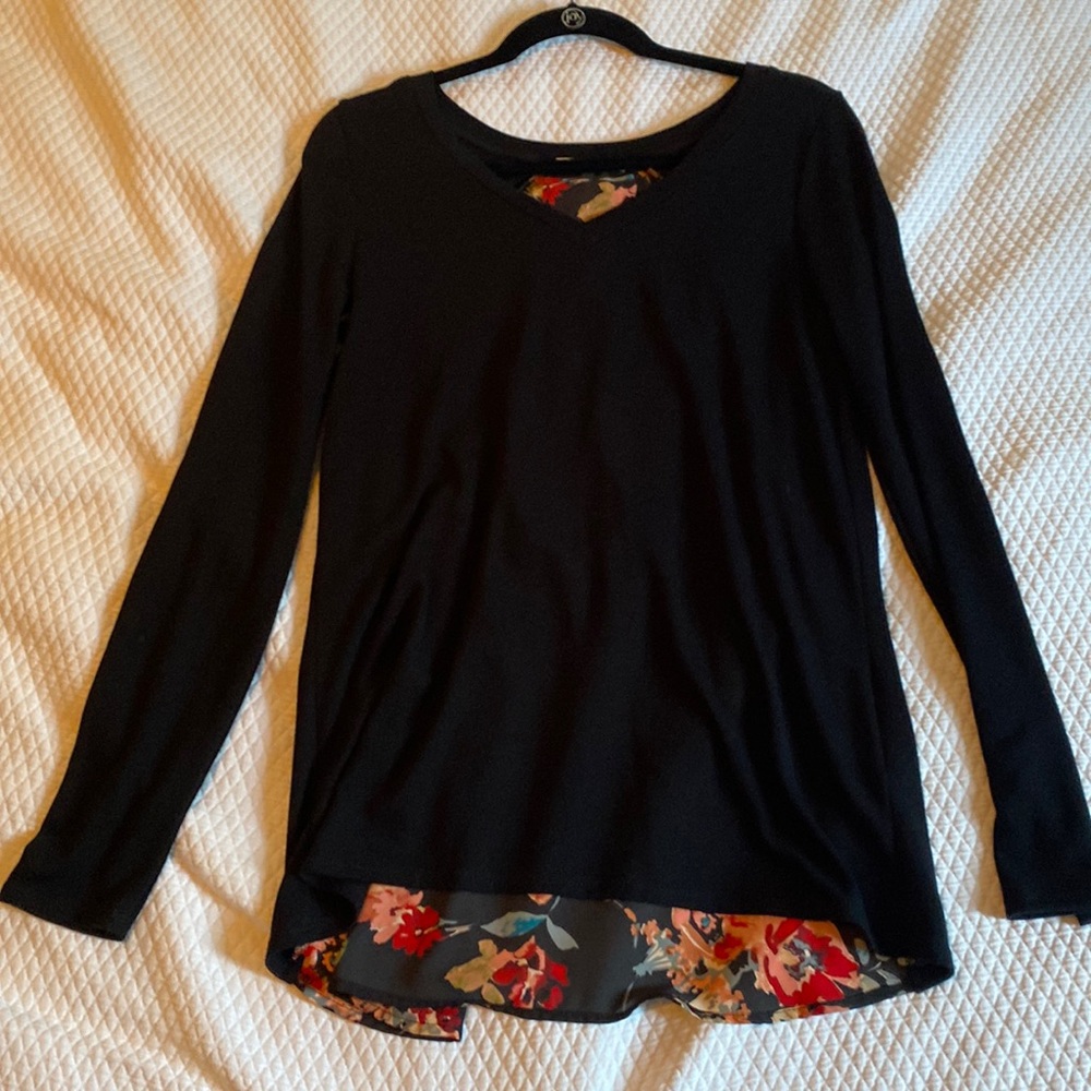 LE LIS BEAUTIFUL long sleeve black blouse with graphic floral back .